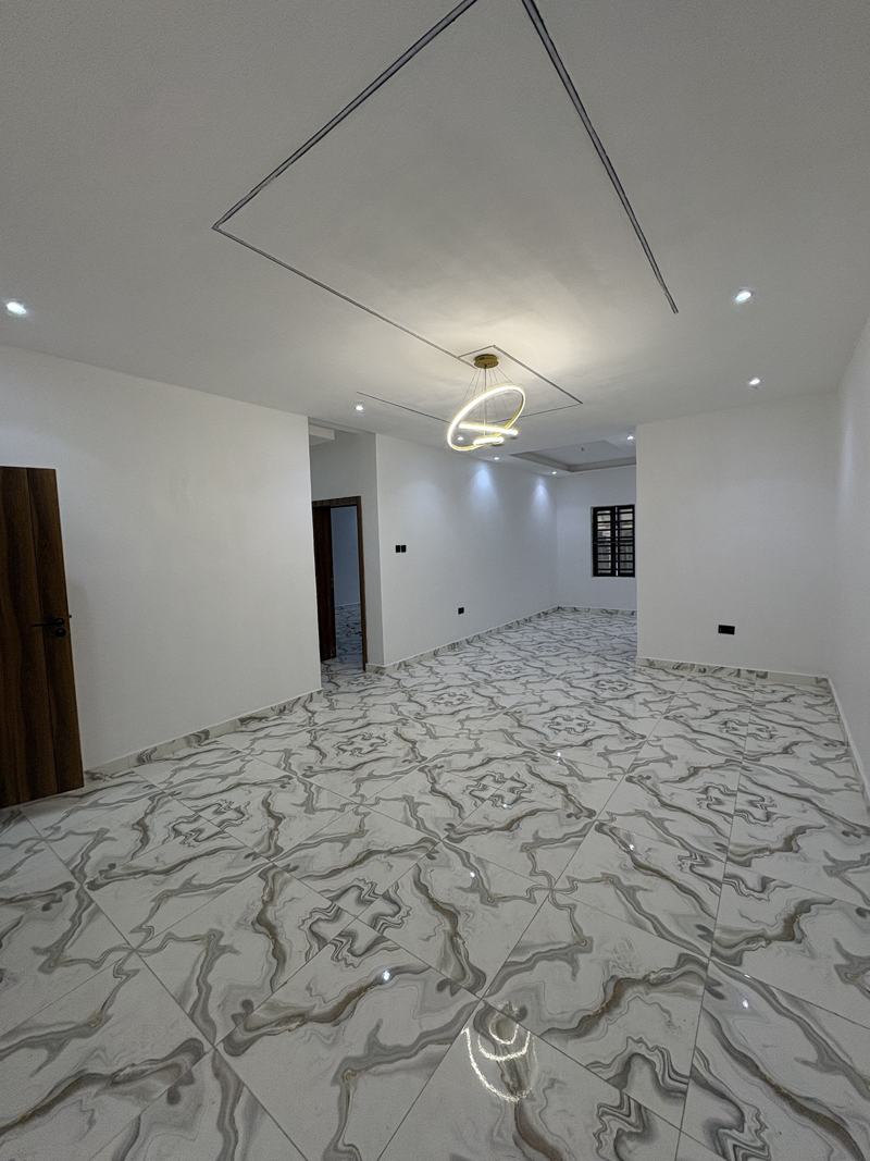 Living room seen from the entrance, with a ceiling detail and ring chandelier